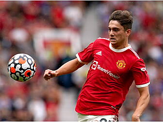 James completes move from Manc...